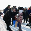 В.К. Сопов вручает приз самым маленьким участникам соревнований